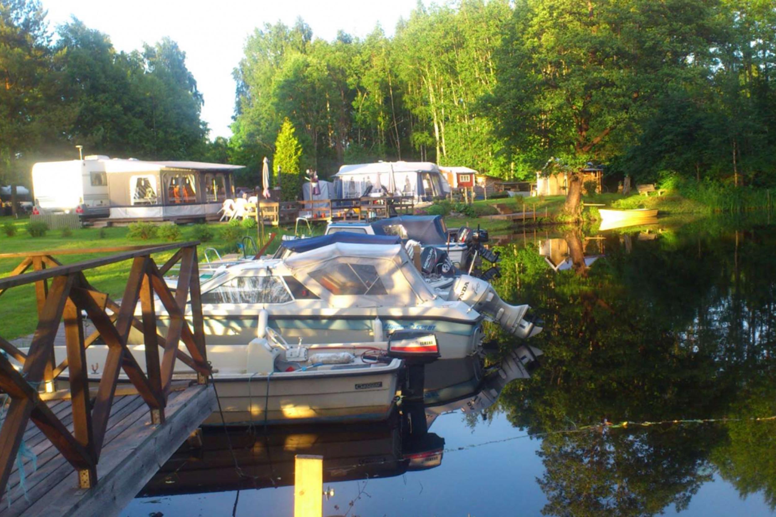 Båtar som ligger i ån vid Kungsgårdens camping