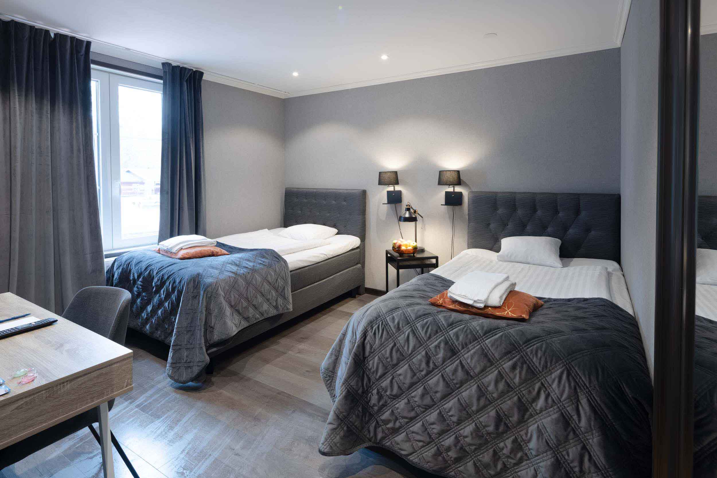 Hotellrum med två sängar på Hotell Hedåsen, Sandviken