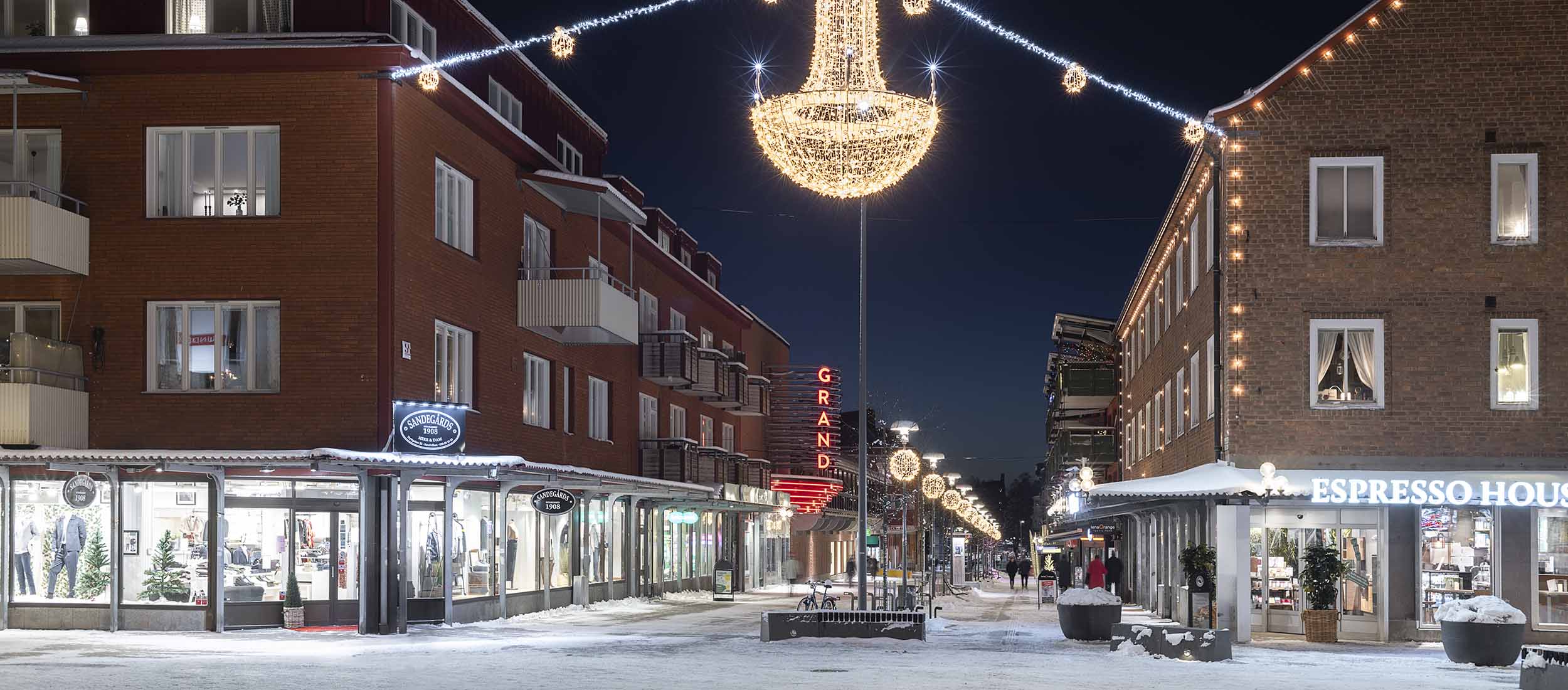Vinterbelysning över gågatan i Sandvikens centrum