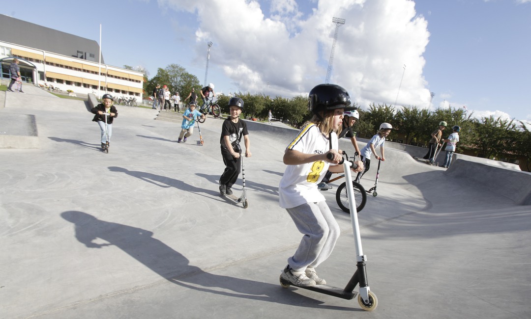 Barn som åker sparkcykel i skateboardparken på Jernvallen